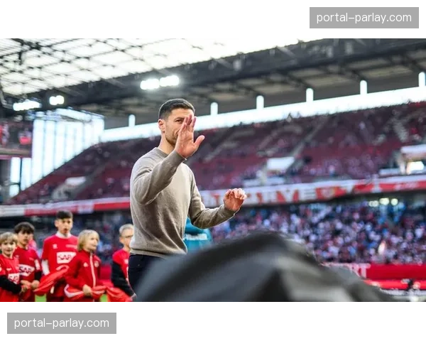 哈维-阿隆索确认将继续执教勒沃库森,回应拜仁帅位传闻 哈维-阿隆索确认将继续执教勒沃库森,回应拜仁帅位传闻